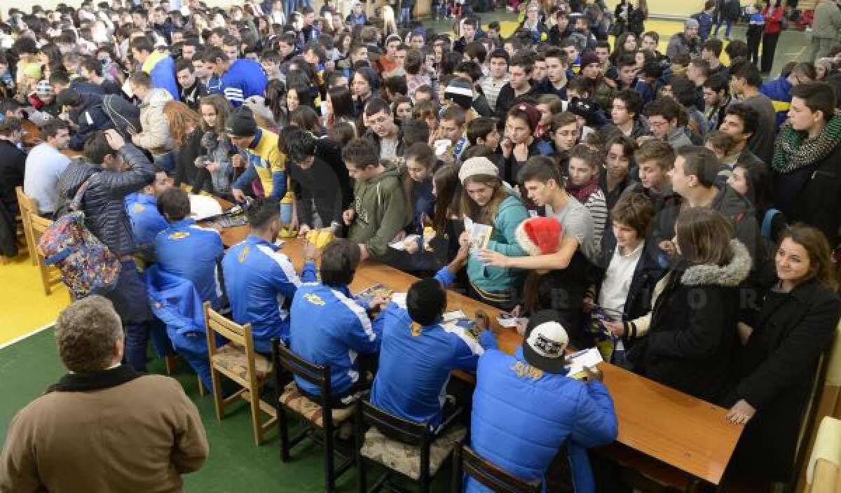 FOTO Acasă la peluza Under 18 » Sute de liceeni i-au aşteptat ieri pe "lupi" în sala de sport a Colegiului "Mihai Viteazul"
