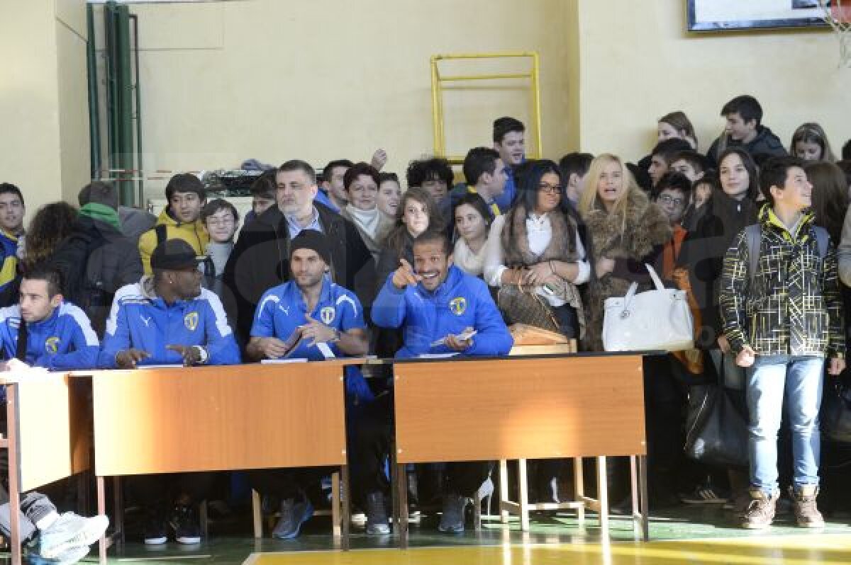 FOTO Acasă la peluza Under 18 » Sute de liceeni i-au aşteptat ieri pe "lupi" în sala de sport a Colegiului "Mihai Viteazul"