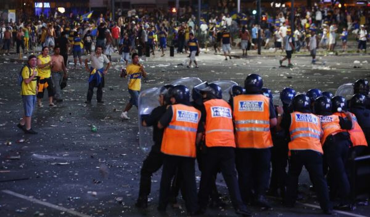 FOTO Ziua fanilor?! Ziua ororilor! » Violenţe sîngeroase şi arestări la sărbătoarea suporterilor Bocăi Juniors