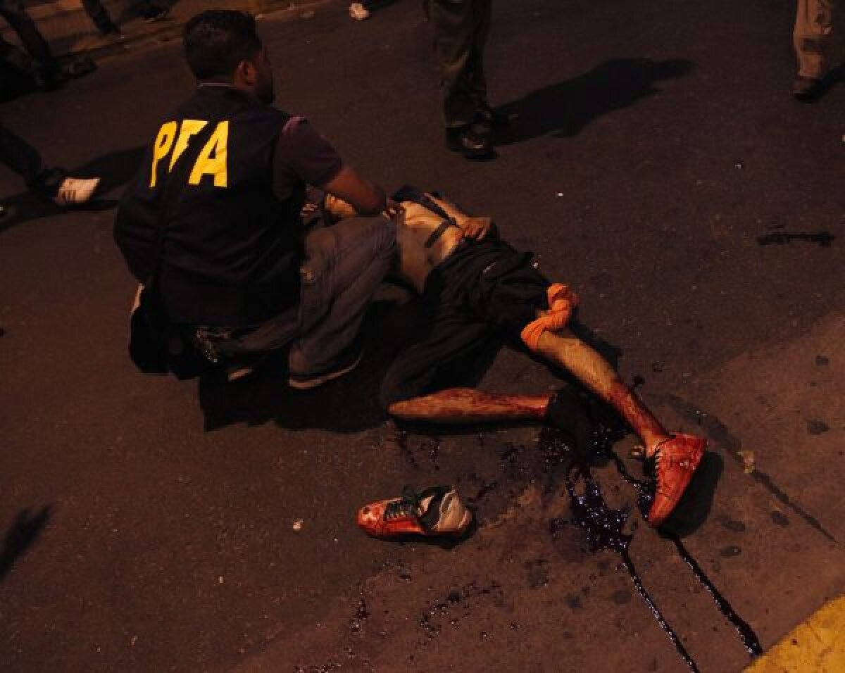 FOTO Ziua fanilor?! Ziua ororilor! » Violenţe sîngeroase şi arestări la sărbătoarea suporterilor Bocăi Juniors