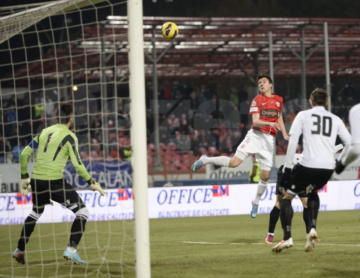 FOTO&VIDEO "Cîinii" ştiu să facă şi spectacol » Dinamo - ACS Poli 4-0 şi echipa lui Stoican are 4 victorii consecutive în Liga 1