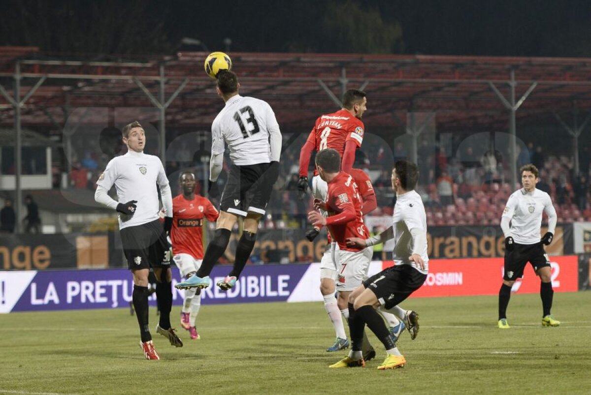 FOTO&VIDEO "Cîinii" ştiu să facă şi spectacol » Dinamo - ACS Poli 4-0 şi echipa lui Stoican are 4 victorii consecutive în Liga 1