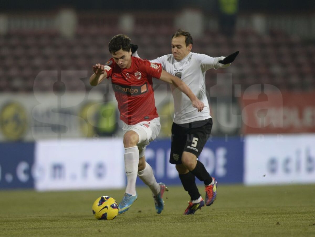 FOTO&VIDEO "Cîinii" ştiu să facă şi spectacol » Dinamo - ACS Poli 4-0 şi echipa lui Stoican are 4 victorii consecutive în Liga 1