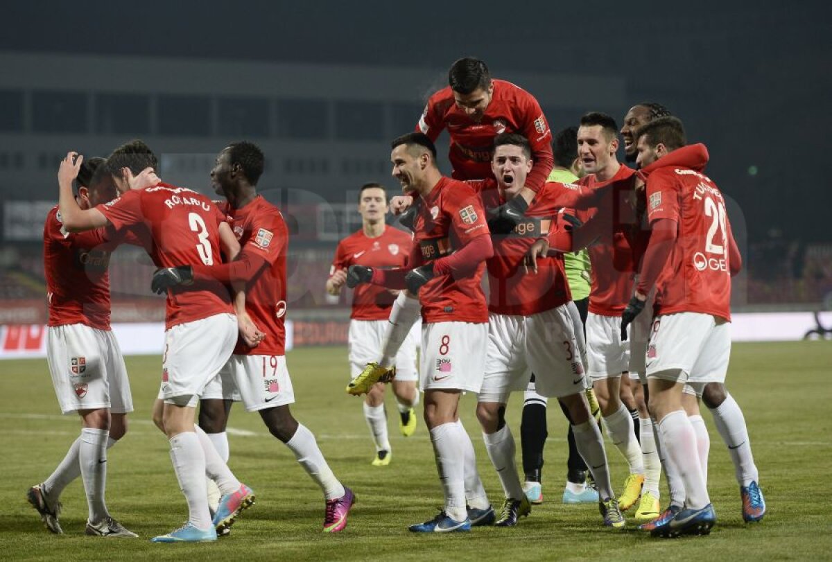 FOTO&VIDEO "Cîinii" ştiu să facă şi spectacol » Dinamo - ACS Poli 4-0 şi echipa lui Stoican are 4 victorii consecutive în Liga 1