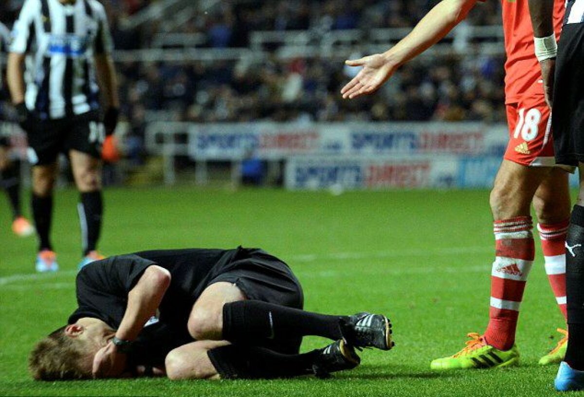 VIDEO Şi arbitrii simulează » Clovnul Mike Jones s-a prăbuşit teatral după ce Sissoko l-a lovit accidental