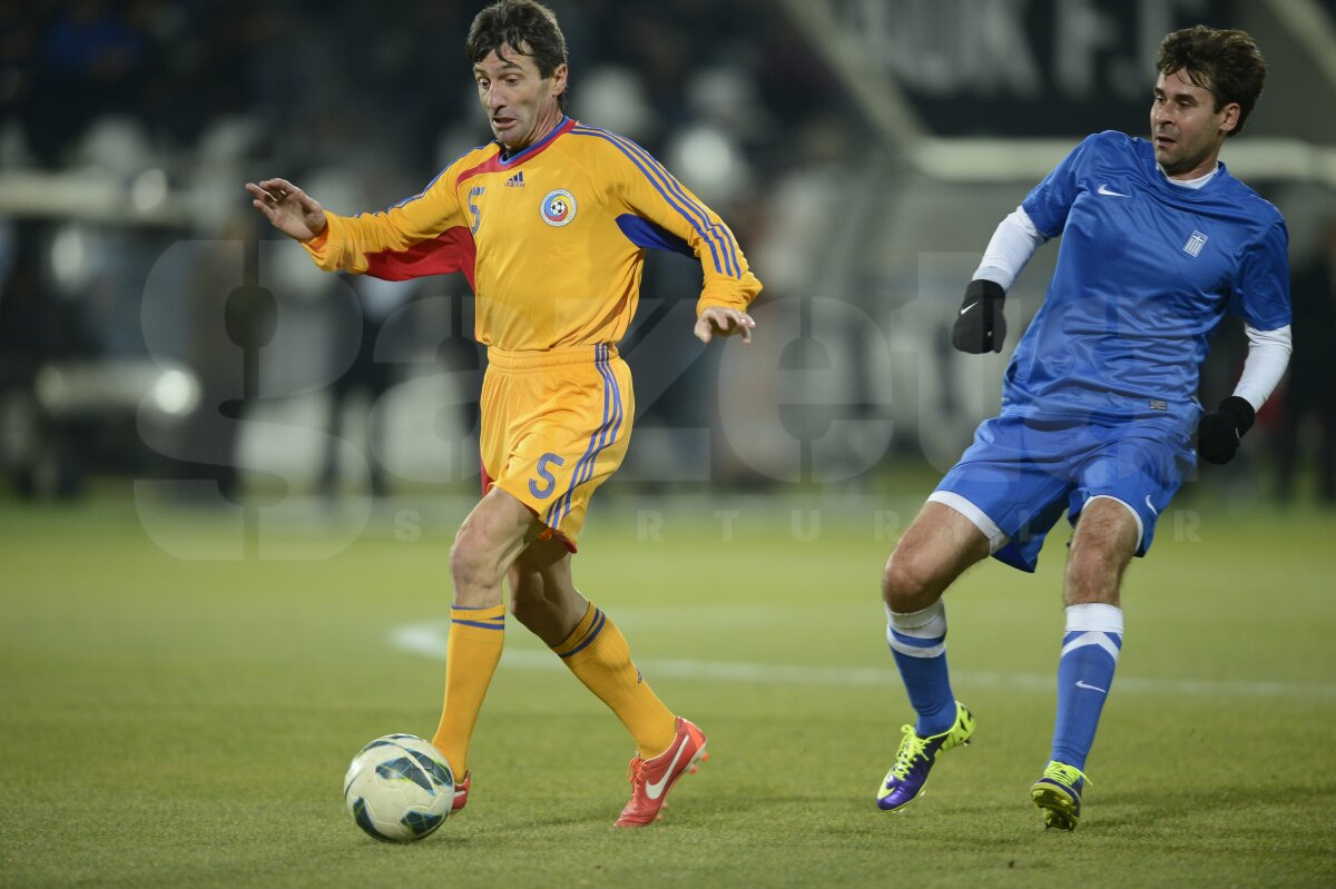 VIDEO şi FOTO "Generaţia de Aur" România 1994 - Grecia 2004  1-1 » Magicul Hagi i-a ameţit pe eleni cu driblinguri spectaculoase