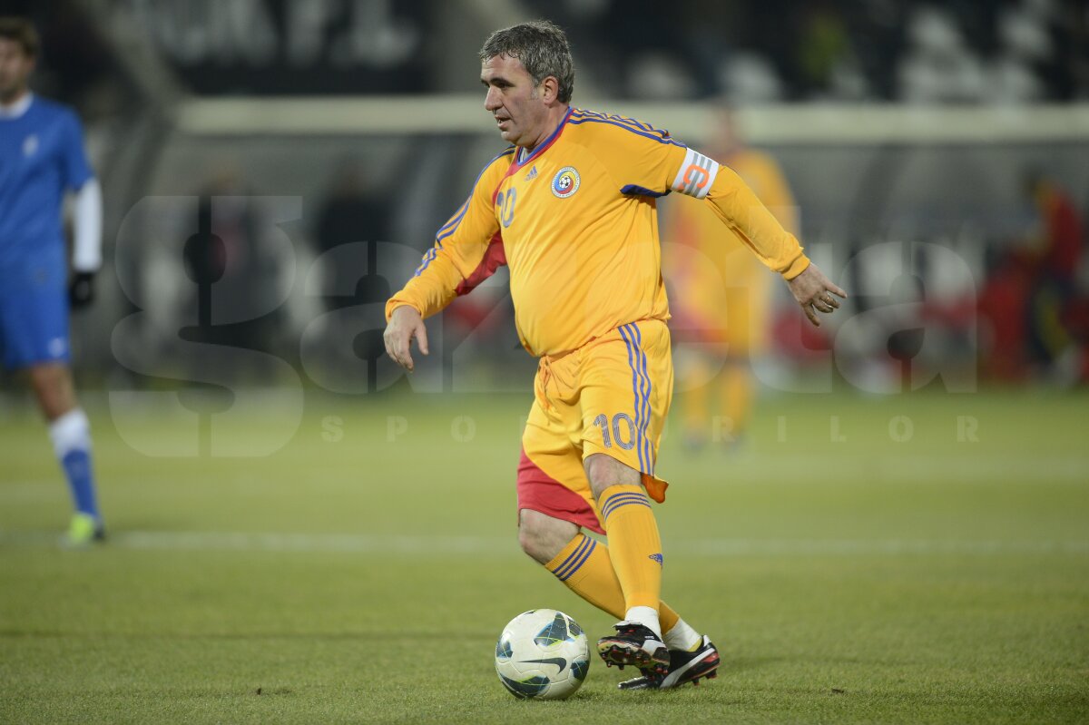 VIDEO şi FOTO "Generaţia de Aur" România 1994 - Grecia 2004  1-1 » Magicul Hagi i-a ameţit pe eleni cu driblinguri spectaculoase