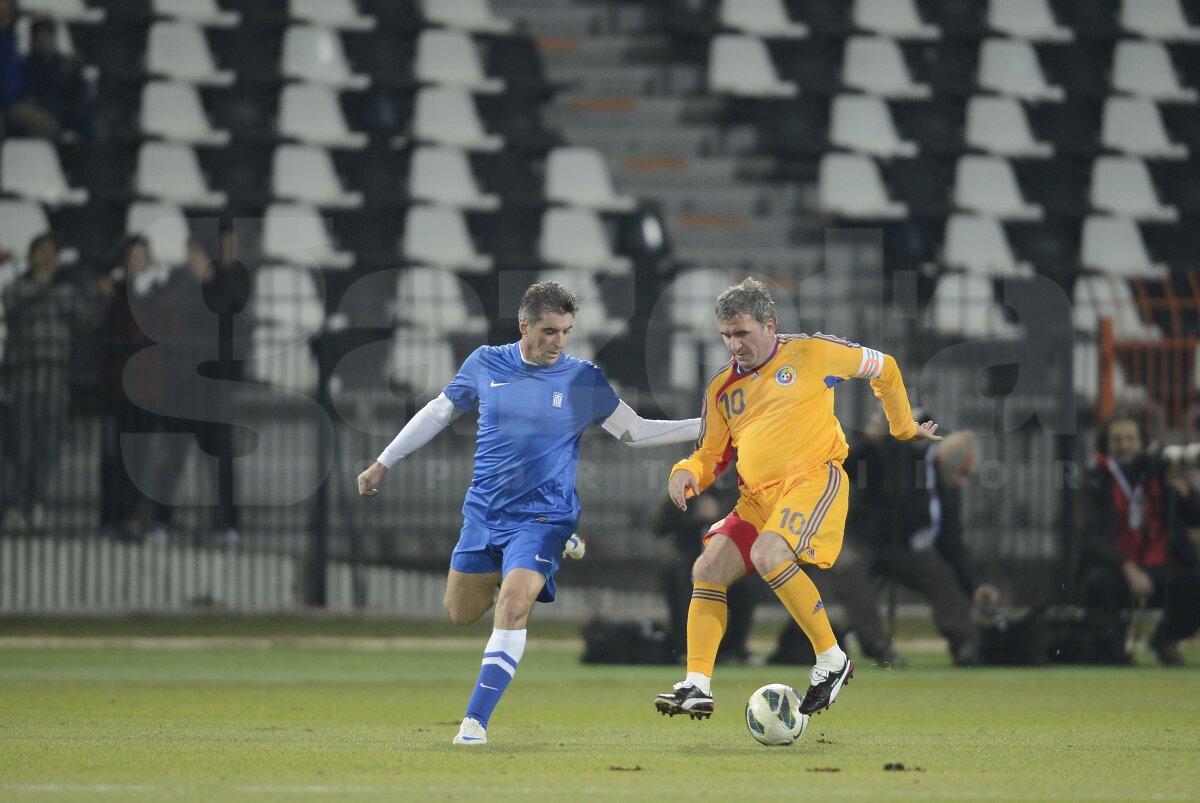 VIDEO şi FOTO "Generaţia de Aur" România 1994 - Grecia 2004  1-1 » Magicul Hagi i-a ameţit pe eleni cu driblinguri spectaculoase