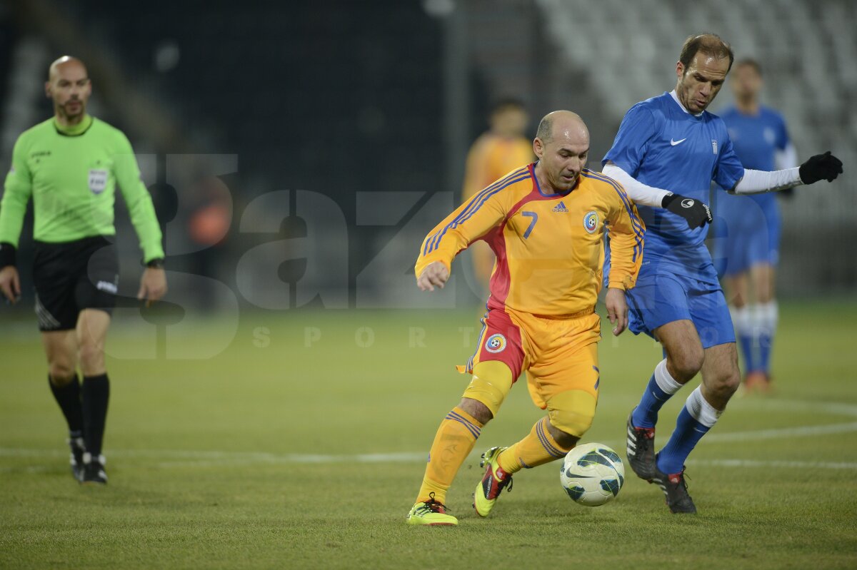 VIDEO şi FOTO "Generaţia de Aur" România 1994 - Grecia 2004  1-1 » Magicul Hagi i-a ameţit pe eleni cu driblinguri spectaculoase