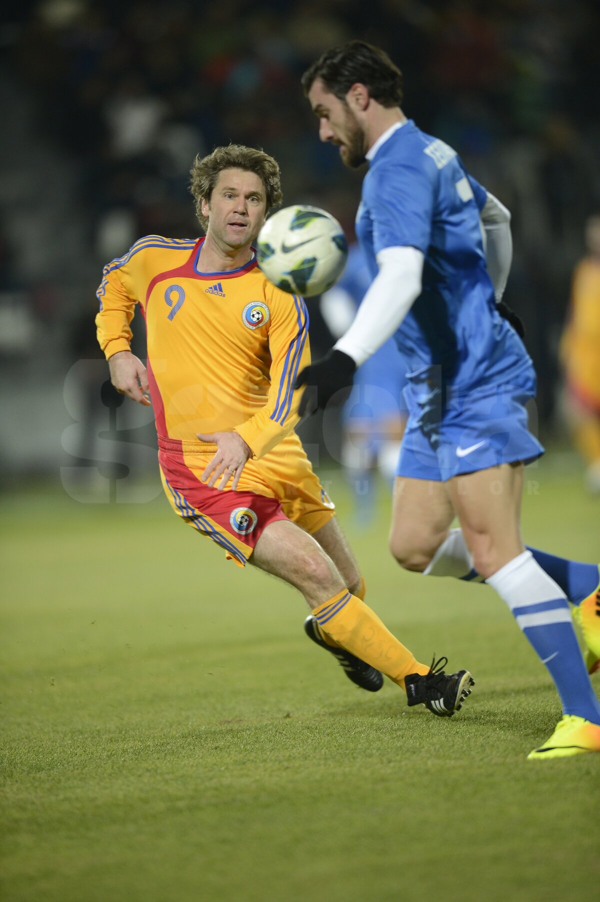 VIDEO şi FOTO "Generaţia de Aur" România 1994 - Grecia 2004  1-1 » Magicul Hagi i-a ameţit pe eleni cu driblinguri spectaculoase