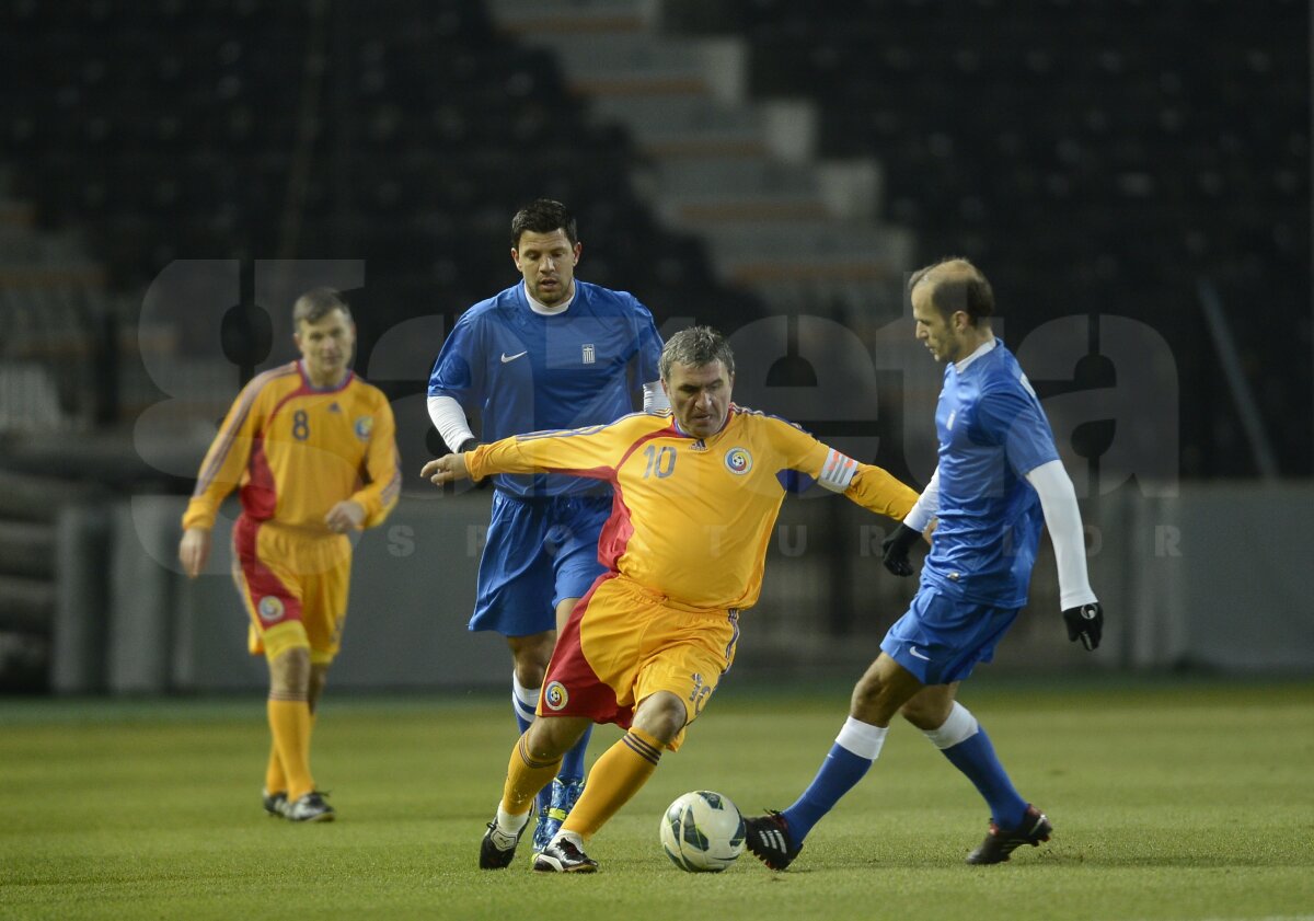 VIDEO şi FOTO "Generaţia de Aur" România 1994 - Grecia 2004  1-1 » Magicul Hagi i-a ameţit pe eleni cu driblinguri spectaculoase