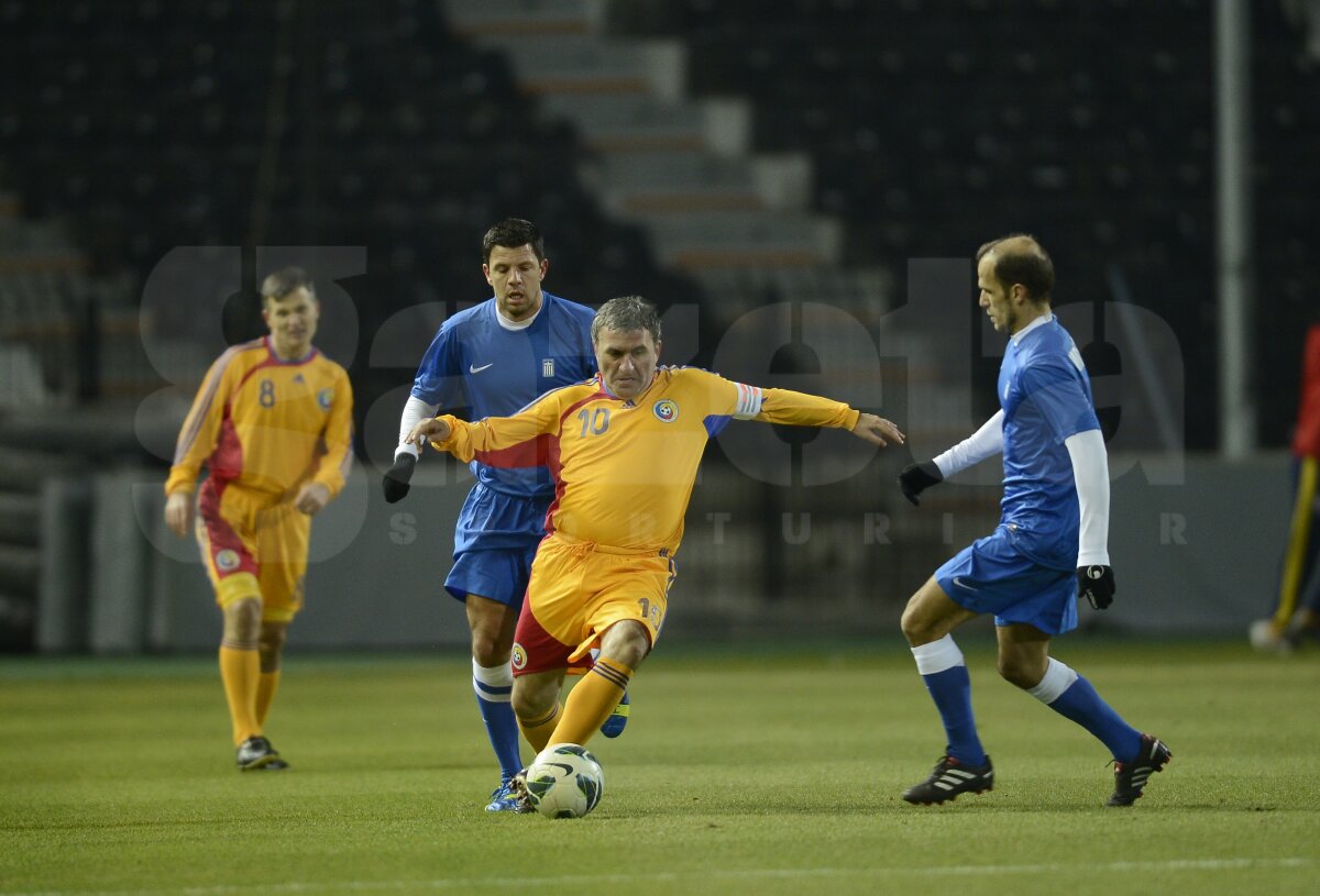 VIDEO şi FOTO "Generaţia de Aur" România 1994 - Grecia 2004  1-1 » Magicul Hagi i-a ameţit pe eleni cu driblinguri spectaculoase