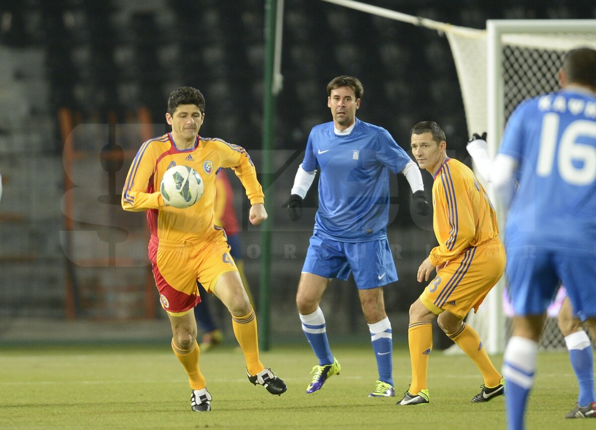 VIDEO şi FOTO "Generaţia de Aur" România 1994 - Grecia 2004  1-1 » Magicul Hagi i-a ameţit pe eleni cu driblinguri spectaculoase