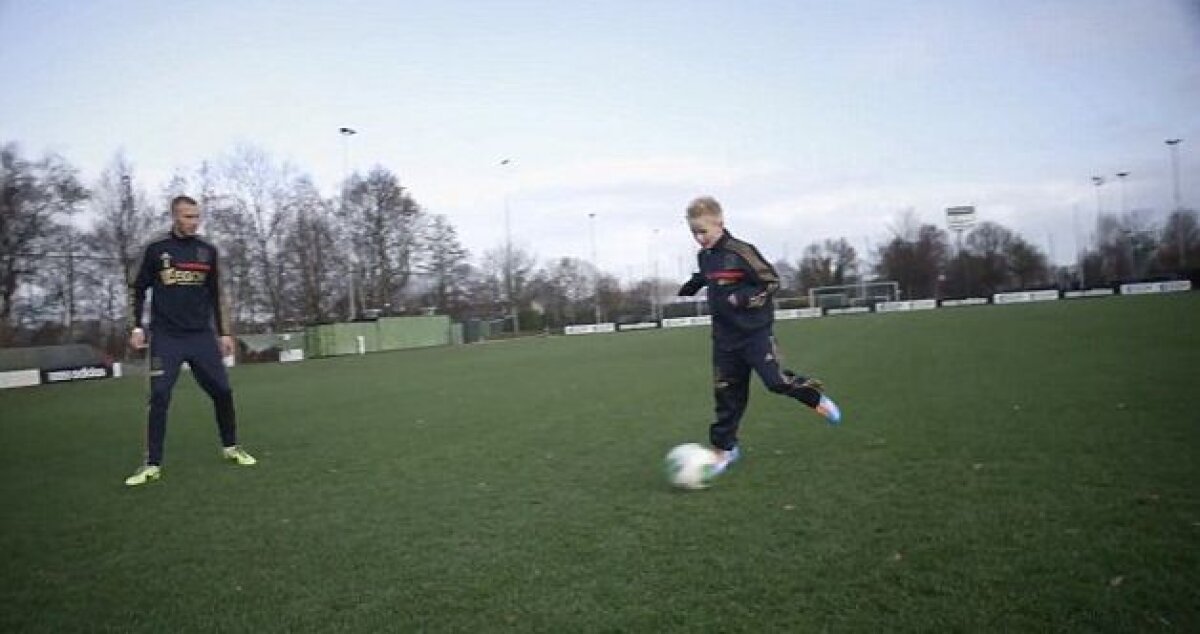 VIDEO şi FOTO Emoţionant! Un copil grav bolnav de 8 ani a semnat cu prima echipă a lui Ajax » A debutat cu NAC Breda şi a fost prezentat ca o vedetă
