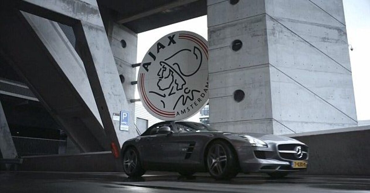 VIDEO şi FOTO Emoţionant! Un copil grav bolnav de 8 ani a semnat cu prima echipă a lui Ajax » A debutat cu NAC Breda şi a fost prezentat ca o vedetă