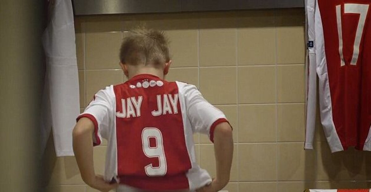 VIDEO şi FOTO Emoţionant! Un copil grav bolnav de 8 ani a semnat cu prima echipă a lui Ajax » A debutat cu NAC Breda şi a fost prezentat ca o vedetă