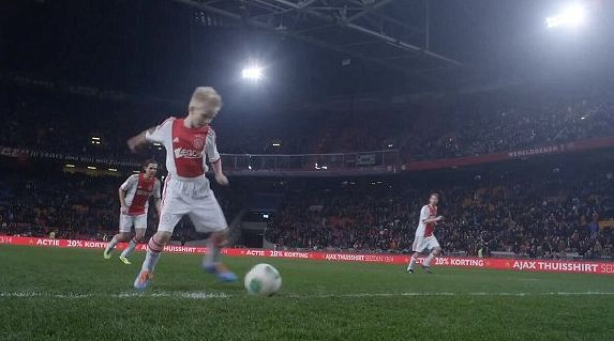 VIDEO şi FOTO Emoţionant! Un copil grav bolnav de 8 ani a semnat cu prima echipă a lui Ajax » A debutat cu NAC Breda şi a fost prezentat ca o vedetă