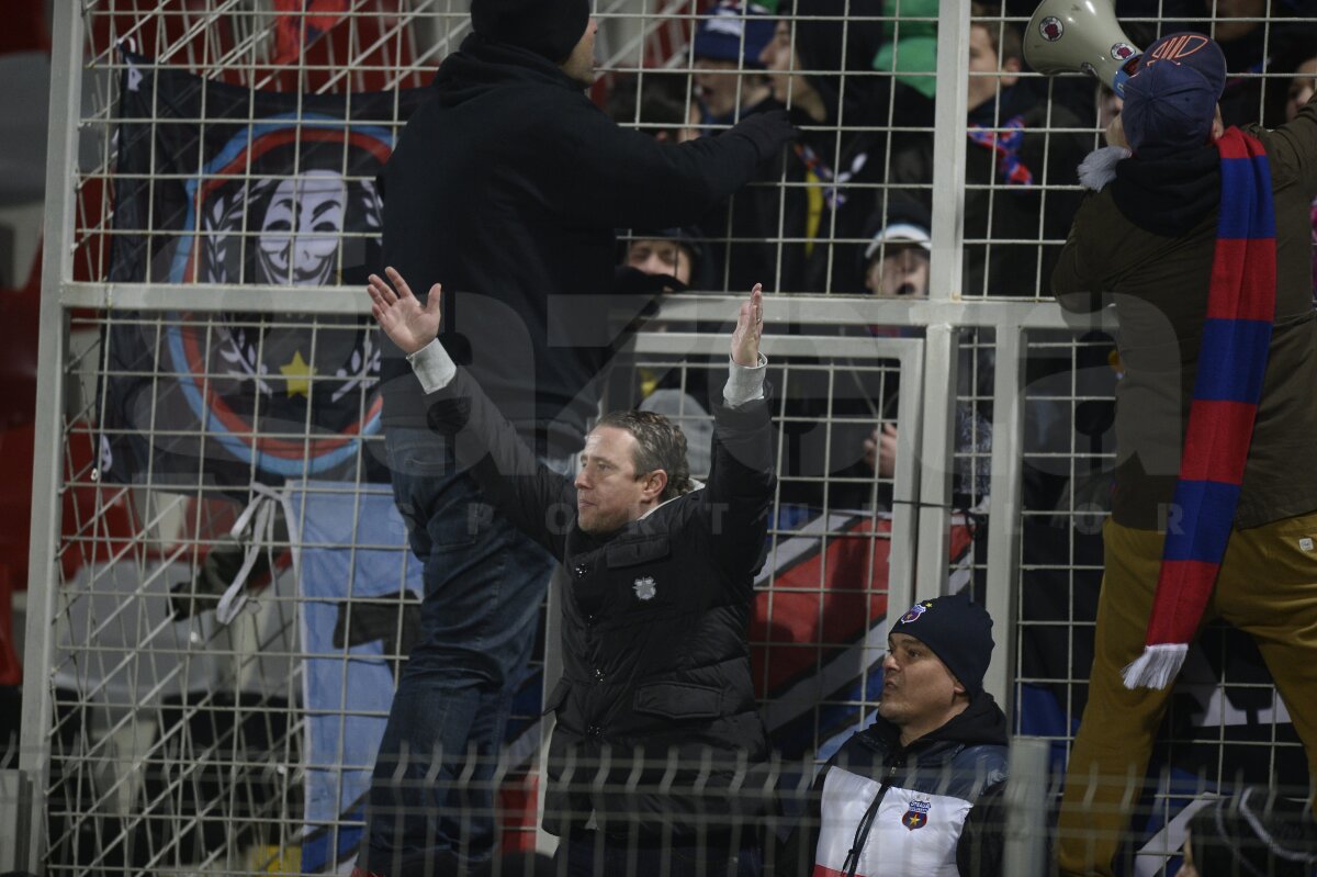 FOTO şi VIDEO Trei faze care l-au scos din minţi pe Reghe » Kovacs l-a trimis în tribună pe antrenorul Stelei