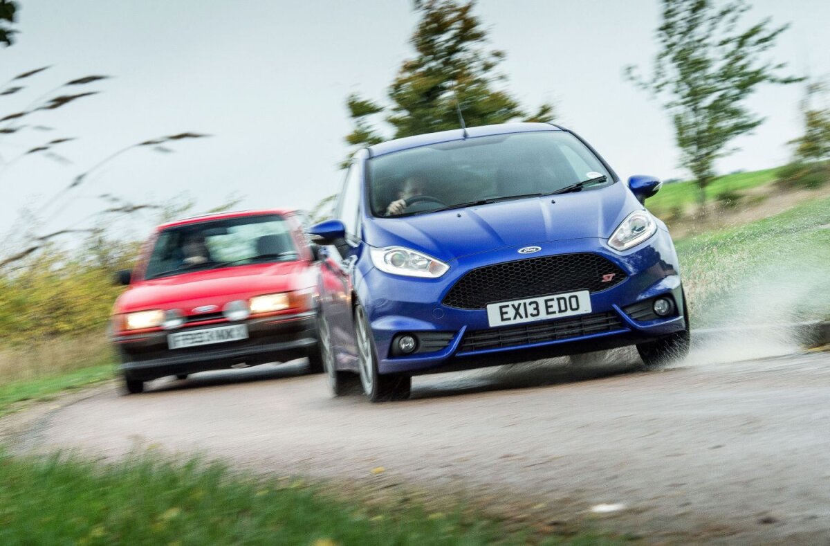Premiantele » TopGear prezintă cele mai bune maşini ale anului. Ford Fiesta ST - cel mai bun automobil din 2013