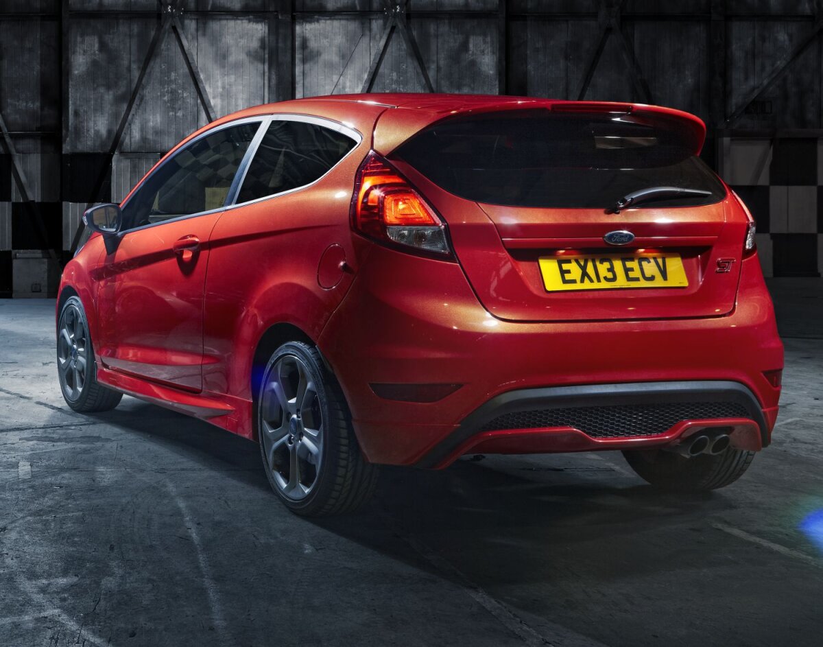 Premiantele » TopGear prezintă cele mai bune maşini ale anului. Ford Fiesta ST - cel mai bun automobil din 2013