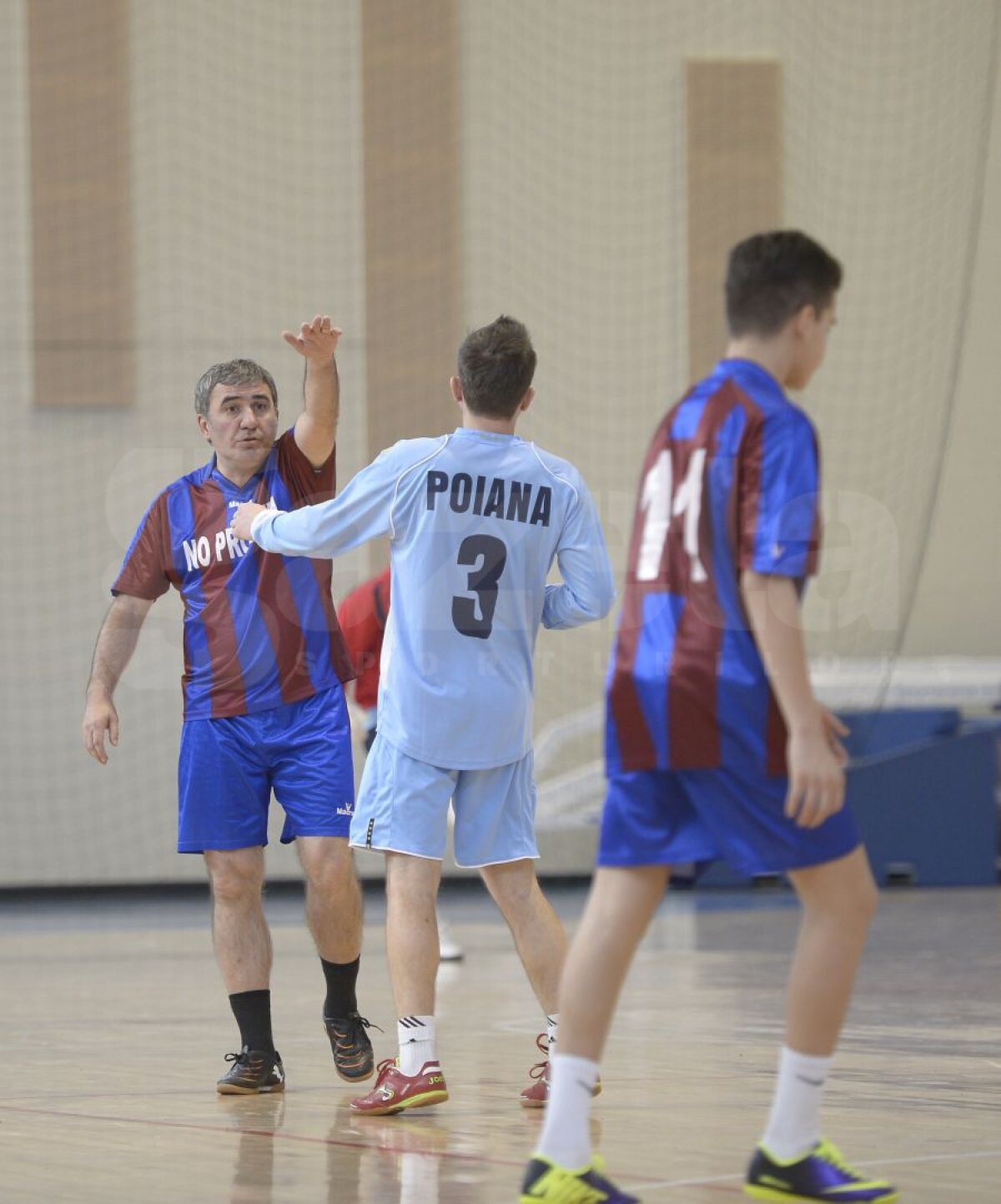FOTO Spectacol la "Turneul Vedetelor" cu Gică şi Ianis Hagi, Popescu şi Măldărăşanu