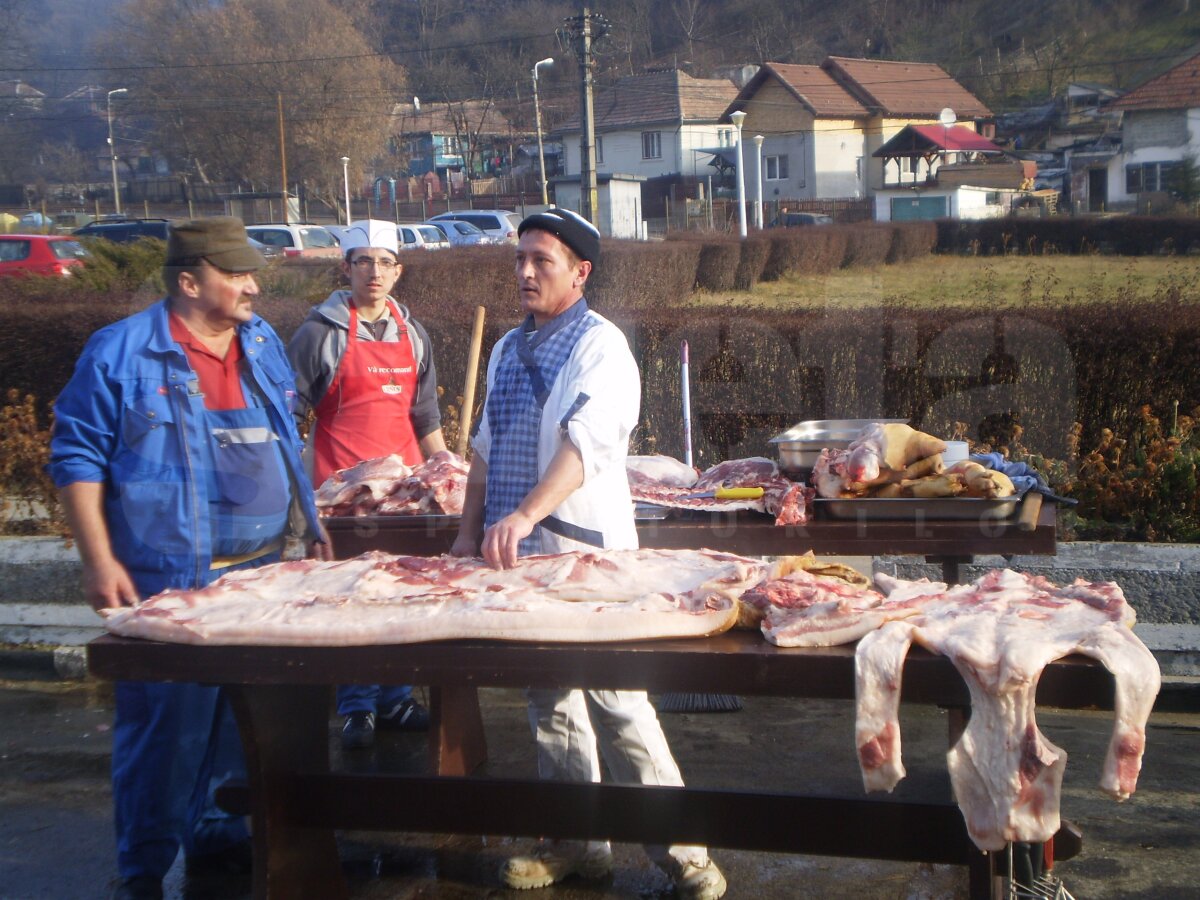 FOTO A lăsat fotbalul pentru festival :) » Cristi Pustai, sufletul unei petreceri cu mîncare şi muzică folk