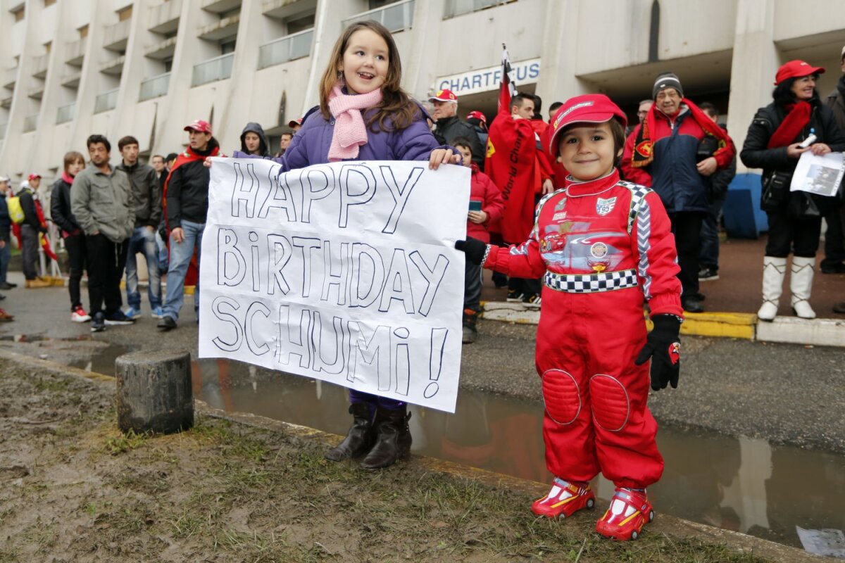 S-au strîns în faţa spitalului » Fanii lui Schumacher au încercat să fie alături de fostul pilot Ferrari