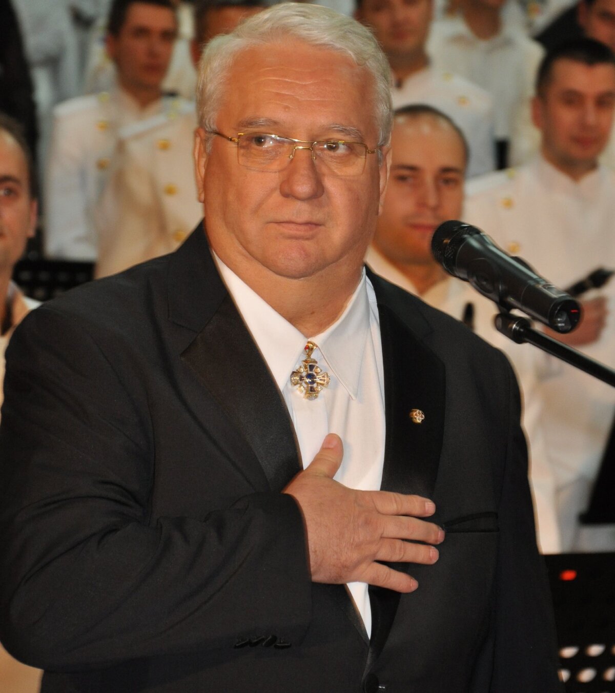 Alegerile pentru şefia Federaţiei încing spiritele: "Doi analfabeţi vor să conducă fotbalul?!". Atac dur la Hagi: ”Prăduieşte juniorii”