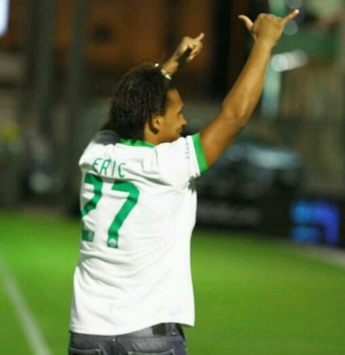 FOTO Eric îi are la picioare pe fanii lui Al Ahli, deşi n-a debutat! A sărutat emblema şi i-a salutat precum Ronaldinho