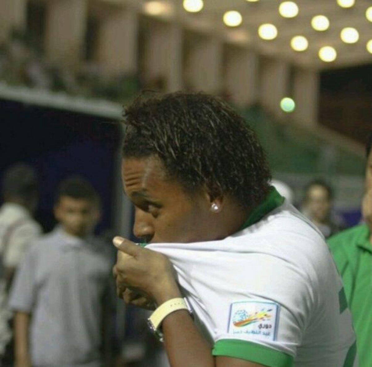 FOTO Eric îi are la picioare pe fanii lui Al Ahli, deşi n-a debutat! A sărutat emblema şi i-a salutat precum Ronaldinho