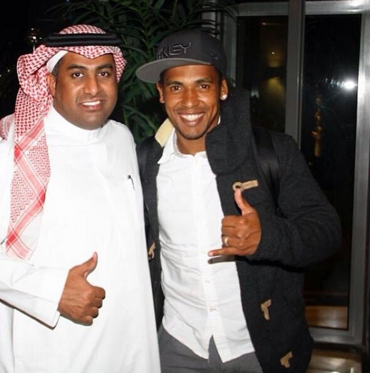 FOTO Eric îi are la picioare pe fanii lui Al Ahli, deşi n-a debutat! A sărutat emblema şi i-a salutat precum Ronaldinho