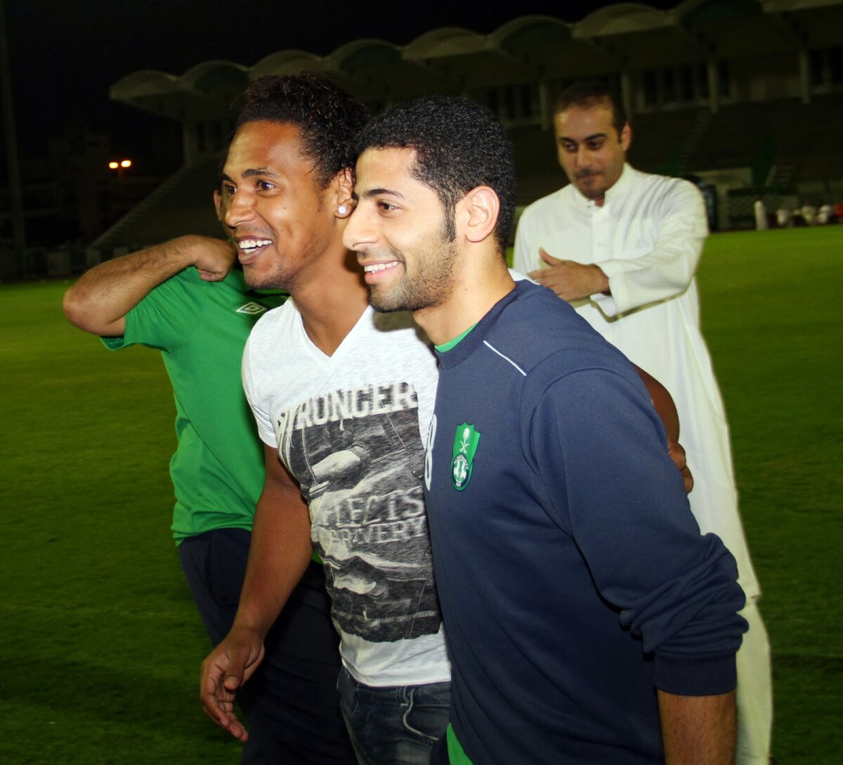 FOTO Eric îi are la picioare pe fanii lui Al Ahli, deşi n-a debutat! A sărutat emblema şi i-a salutat precum Ronaldinho