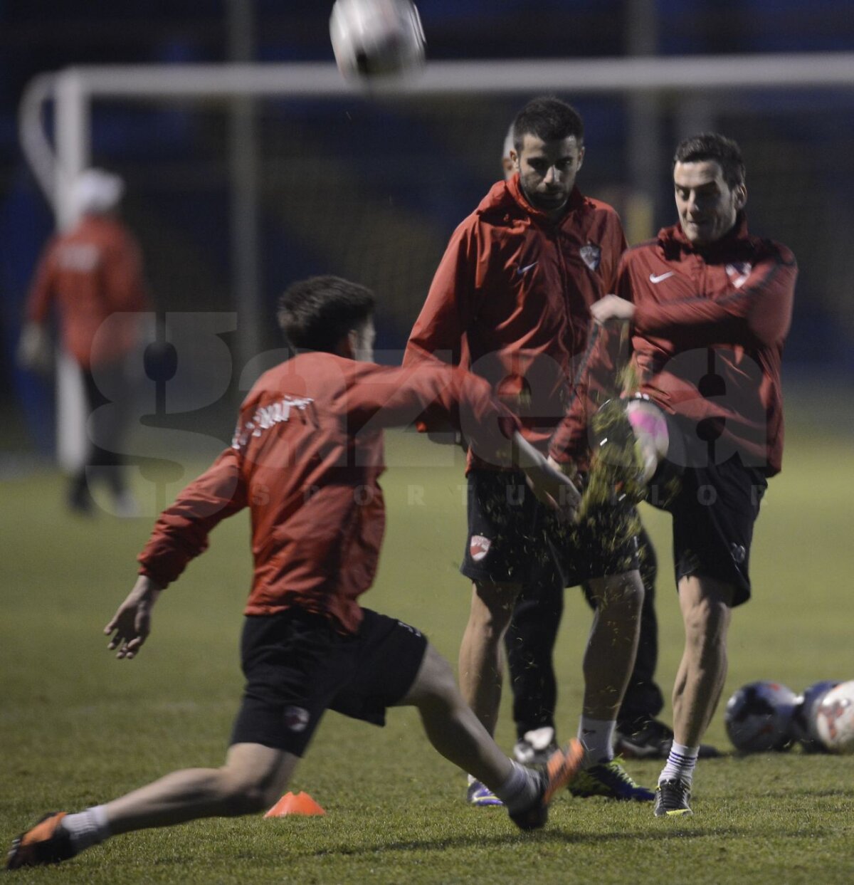 GALERIE FOTO Oxigen pentru martie » Dinamoviştii au început pregătirea returului cu gîndul la Steaua