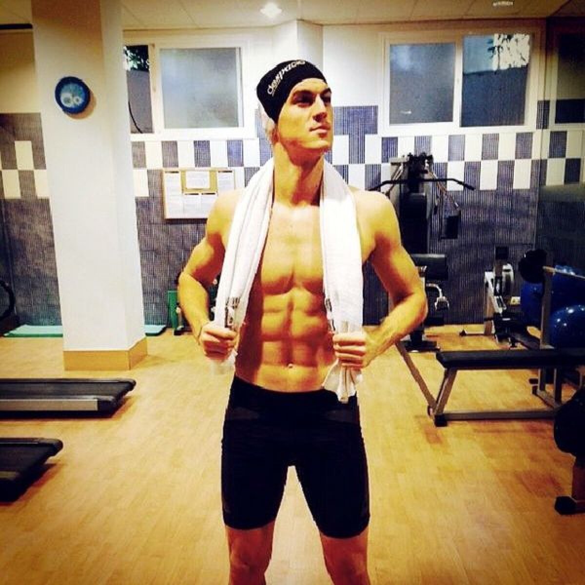 Phelps, fundaş la Steaua :) » Florin Gardoş s-a fotografiat în cantonament într-o postură în care-l imită pe multiplu campion mondial şi olimpic