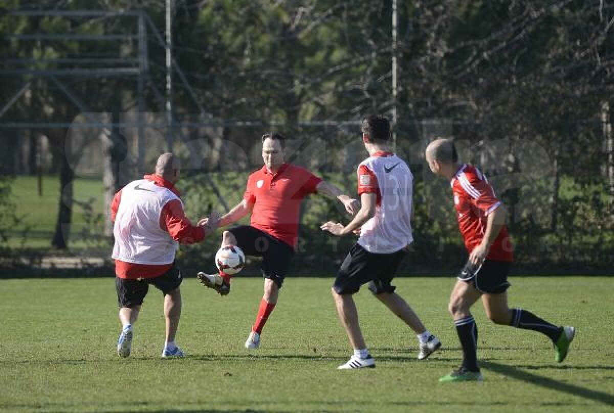 FOTO Negoiţă vîrf, Anghelache "la creaţie", Stoican stoper » "Cîinii" au încercat ieri, la o miuţă, să găsească talente pentru New Dinamo