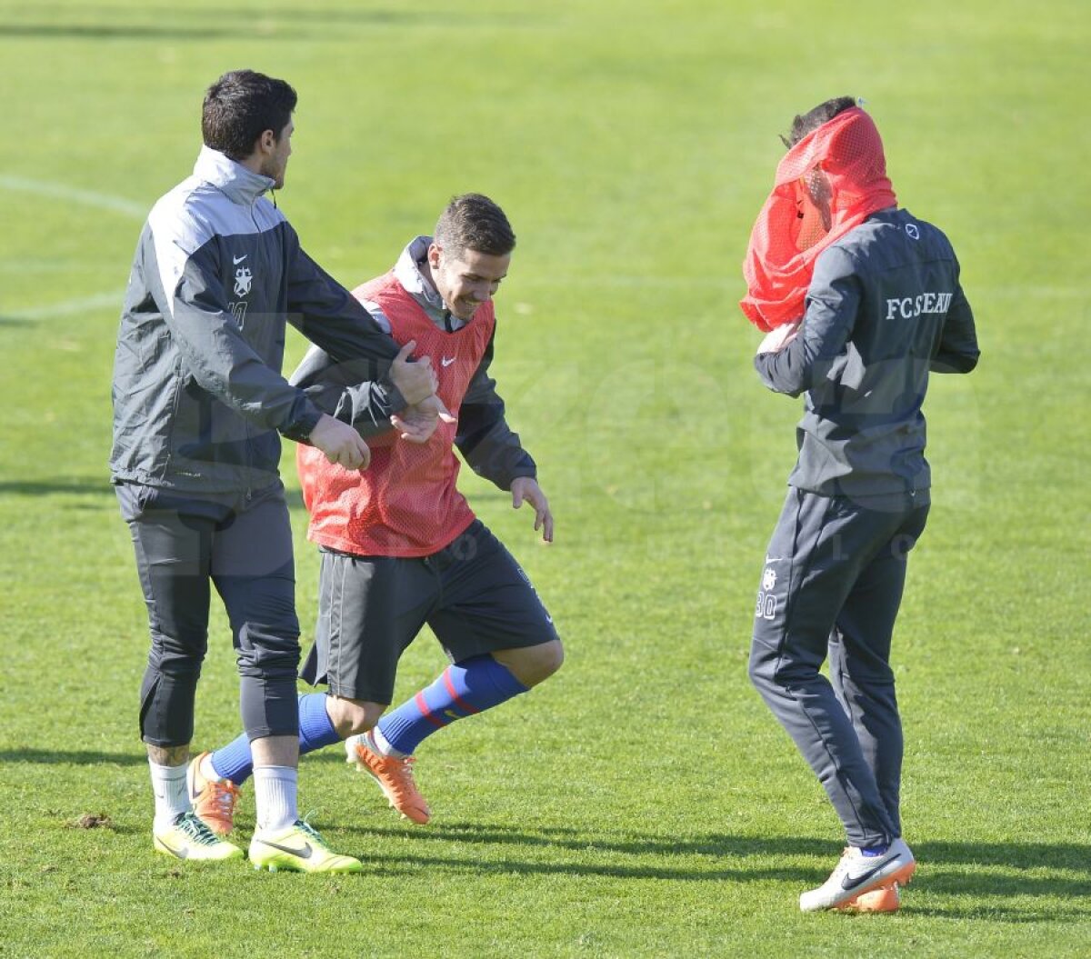 GALERIE FOTO Veşti bune pentru Laurenţiu Reghecampf » Prima zi fără probleme în Spania! A avut toate vedetele la antrenament