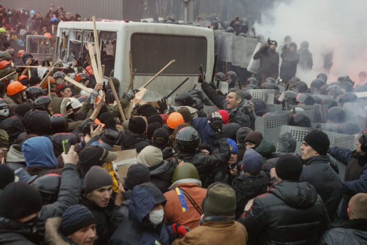 Ringul lui Vitali Kliciko » Fostul boxer a fost atacat duminică la Kiev după ce a încercat să despartă protestatarii de forţele speciale ale Guvernului