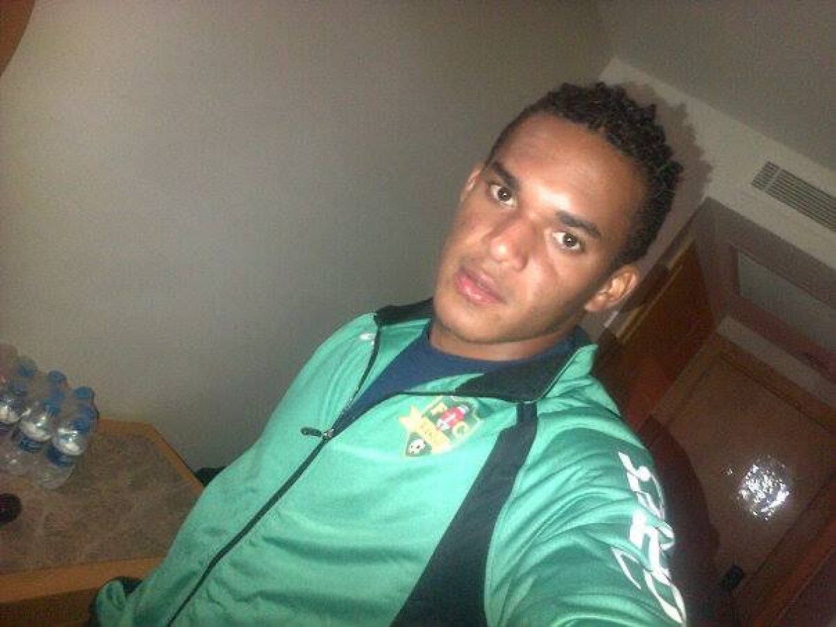 FOTO Fermecat de Vaslui » Un ecuadorian aflat în probe s-a pozat cu tot echipamentul galben-verzilor :D