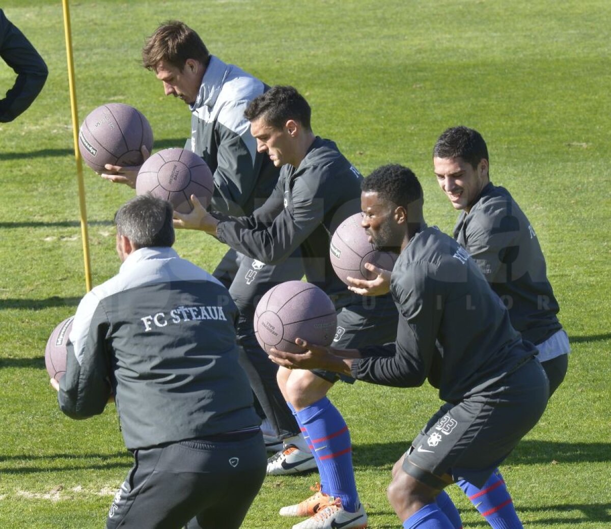 GALERIE FOTO Laurenţiu Reghecampf i-a chinuit pe stelişti la antrenamentul de astăzi! » Lui Claudiu Keşeru i-a fost cel mai greu