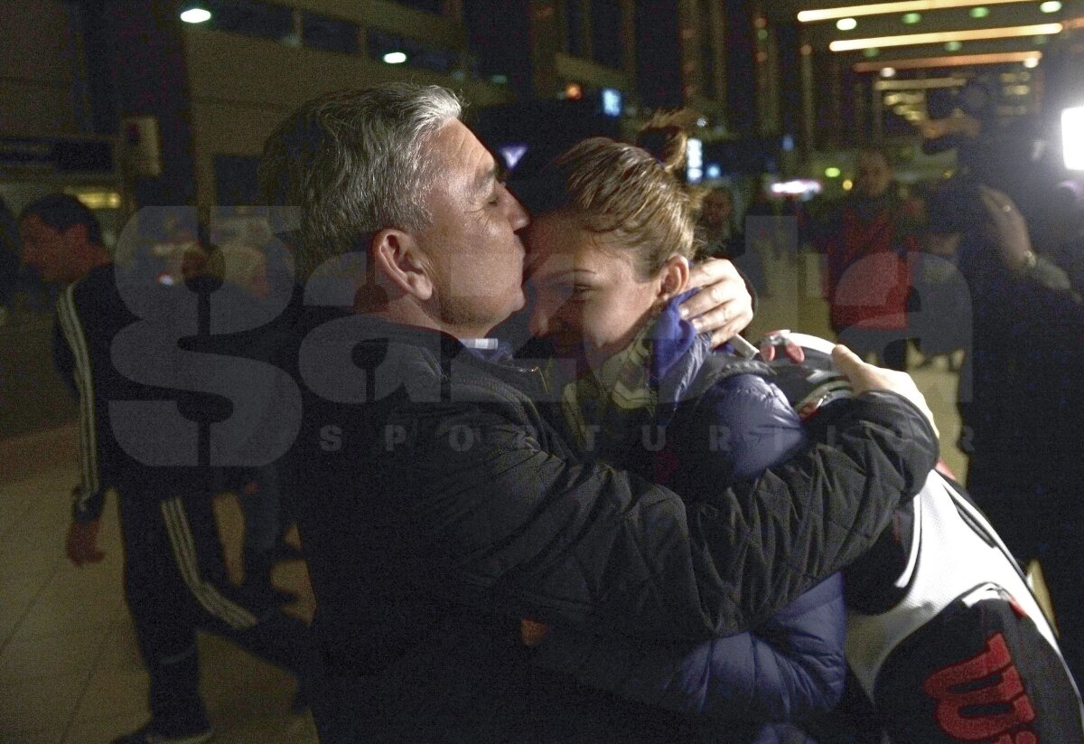 FOTO Simona Halep s-a întors acasă » Care a fost prima ei grijă pe aeroport şi ce favorită are în finala AO