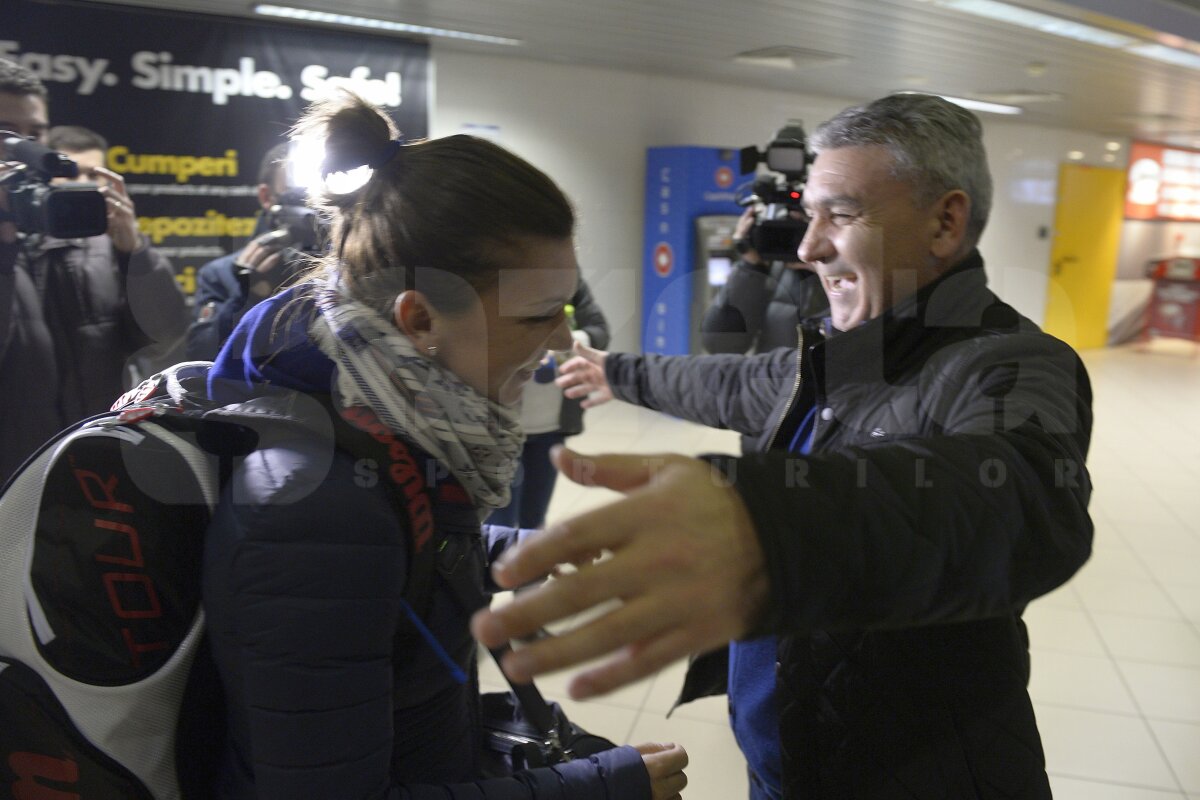 FOTO Simona Halep s-a întors acasă » Care a fost prima ei grijă pe aeroport şi ce favorită are în finala AO