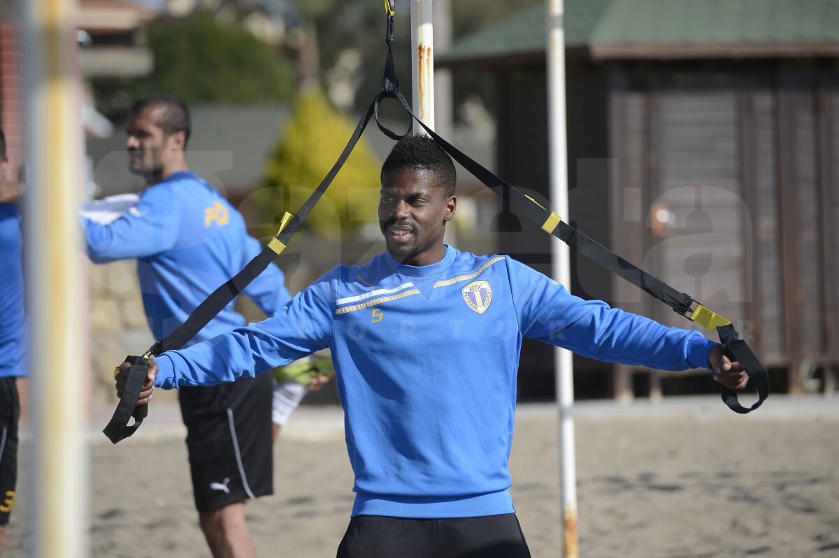 GALERIE FOTO Antrenament fără Adrian Mutu » Cosmin Contra şi-a scos jucătorii pe plajă