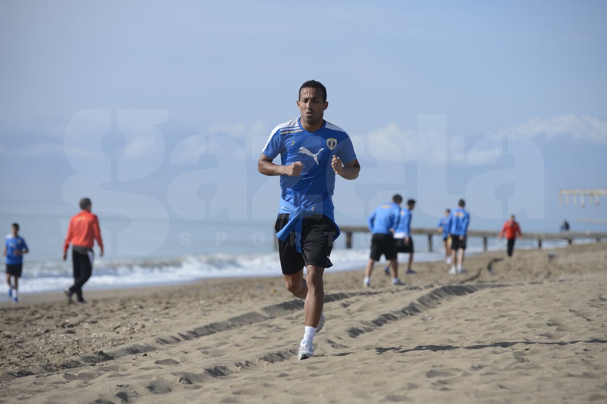 GALERIE FOTO Antrenament fără Adrian Mutu » Cosmin Contra şi-a scos jucătorii pe plajă
