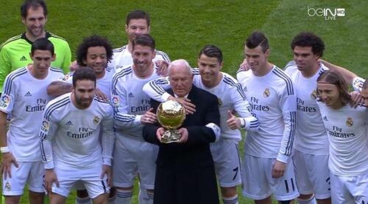 FOTO şi VIDEO "Bernabeu" fabulos » Coregrafie de 24 de carate pentru Cristiano Ronaldo, care le-a prezentat fanilor "Balonul de Aur"