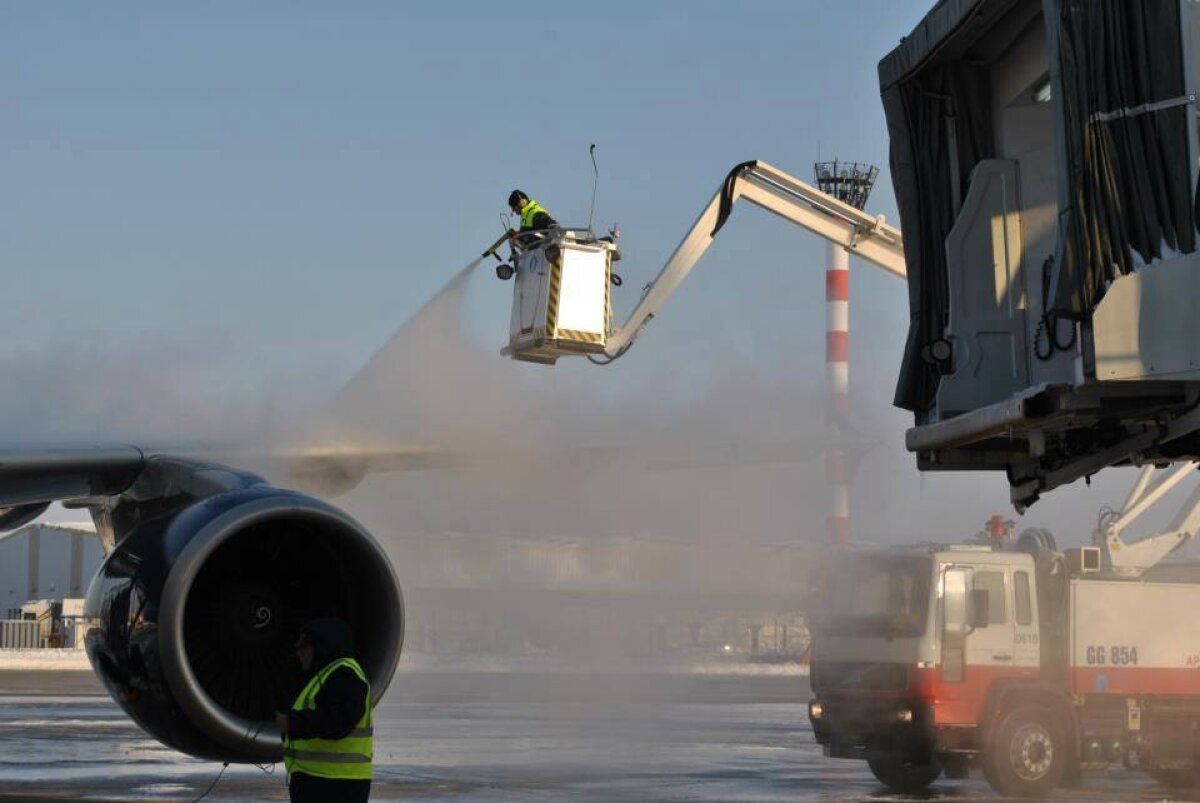 UPDATE Haos pe Otopeni! Steliştii au decolat spre Spania după 5 ore de aşteptare: "Îşi bat joc de noi!"