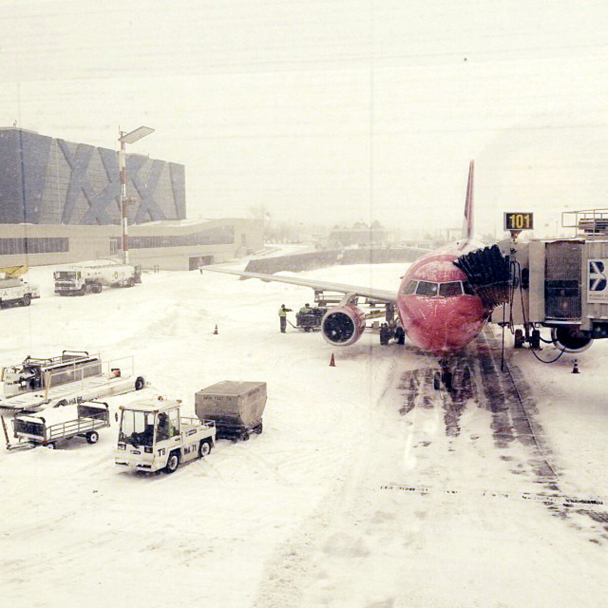 UPDATE Haos pe Otopeni! Steliştii au decolat spre Spania după 5 ore de aşteptare: "Îşi bat joc de noi!"