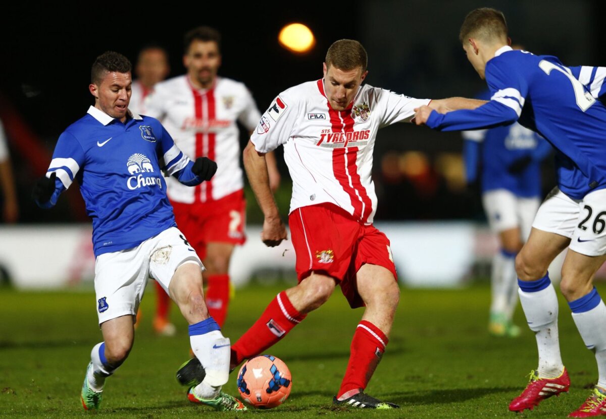 VIDEO Crack! » Încă un fotbalist ratează mondialul: a suferit o dublă fractură, de tibie şi peroneu