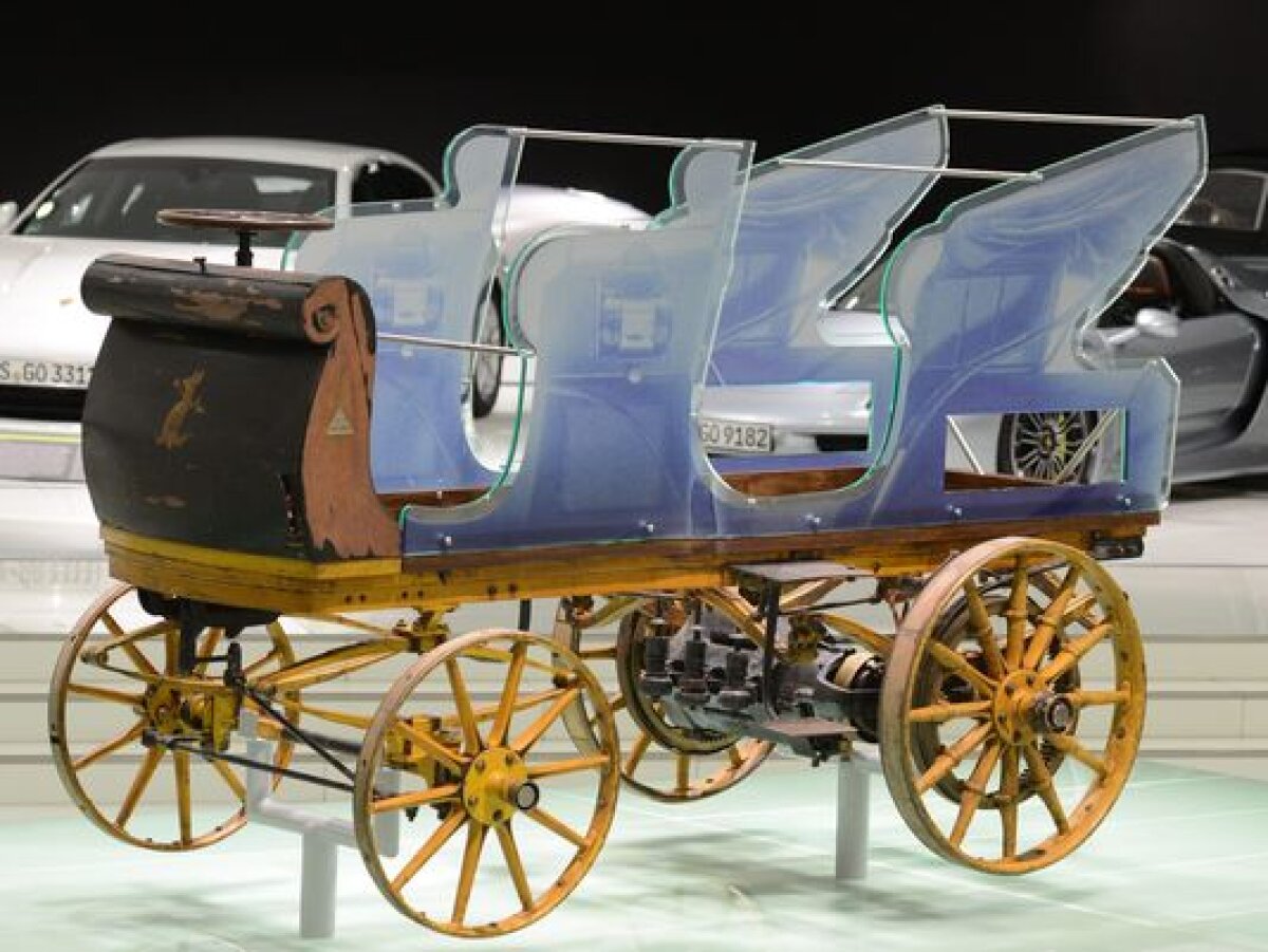 GALERIE FOTO Primul Porsche din lume a fost un vehicul electric şi a fost recuperat după ce a stat 100 de ani într-un şopron!