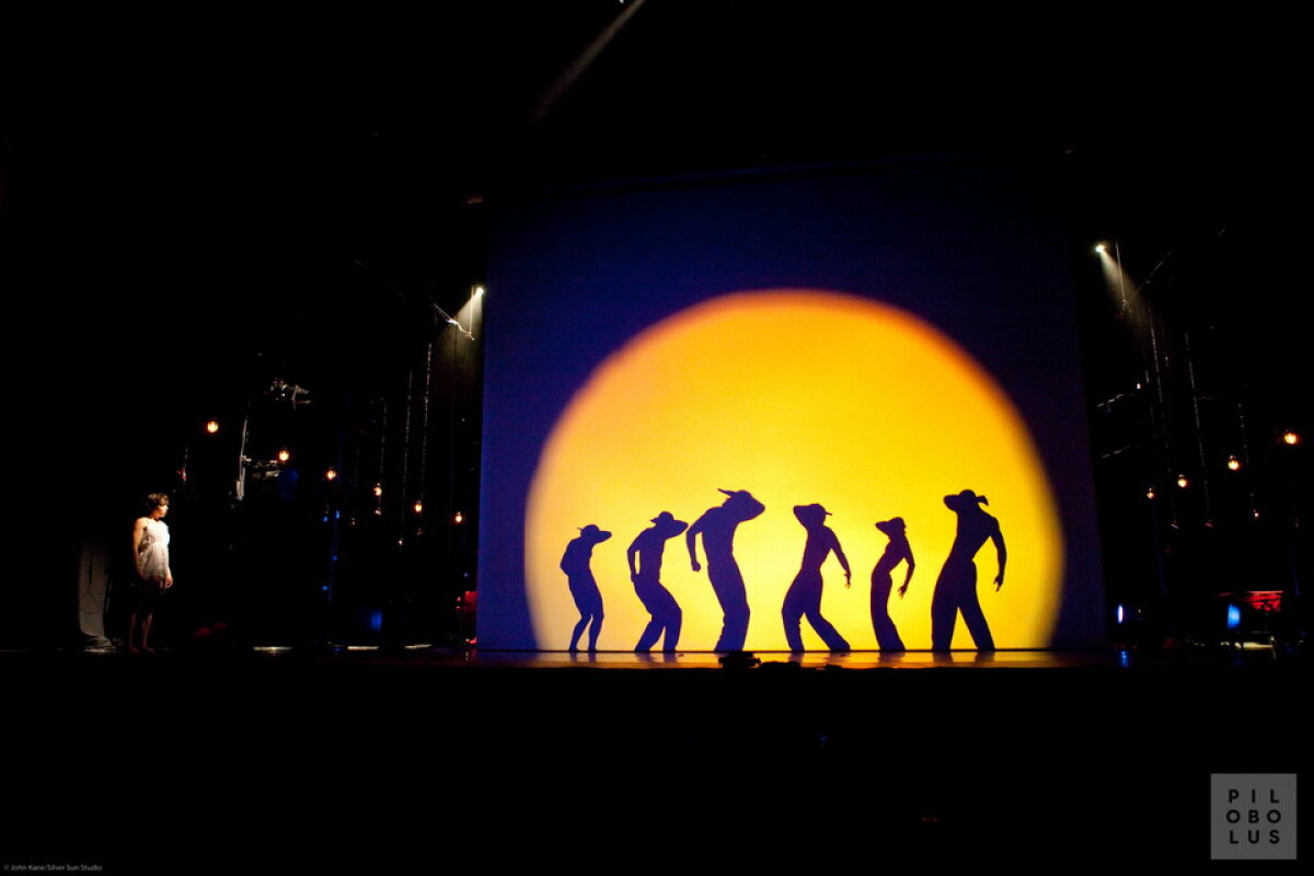 Sfideaza legile fizicii pentru a recrea Statuia Libertăţii din corpurile lor » Pilobolus Dance Theater vine la Bucureşti!