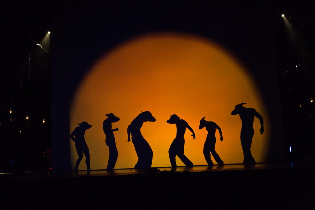 Sfideaza legile fizicii pentru a recrea Statuia Libertăţii din corpurile lor » Pilobolus Dance Theater vine la Bucureşti!